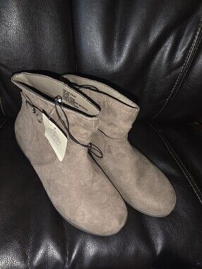 St. John's Bay Women's Kinley Flat Heel Taupe Brown Ankle Boots Size 6.5